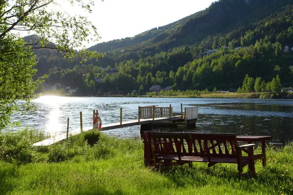 Tezgah ve tablo bir göl üzerinde — Stok fotoğraf