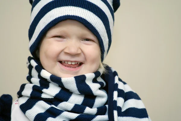 Fille habillée avec chapeau d'hiver et écharpe — Photo