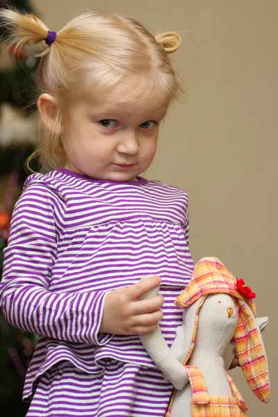 Маленькая Девочка Смотрит Камеру — стоковое фото