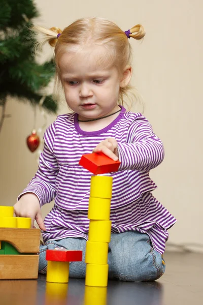 木のおもちゃのブロックと小さな子少女 Playng — ストック写真