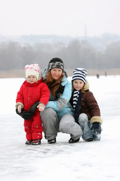 Moeder Met Lachende Dochters Een Wandeling Van Winter — Stockfoto