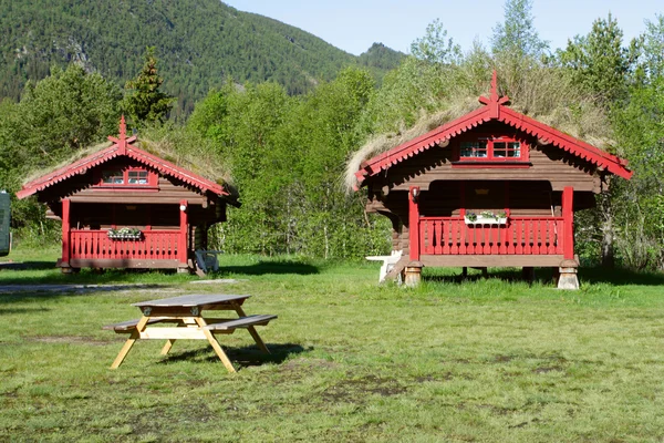 伝統的なノルウェー木造住宅と山を背景に — ストック写真