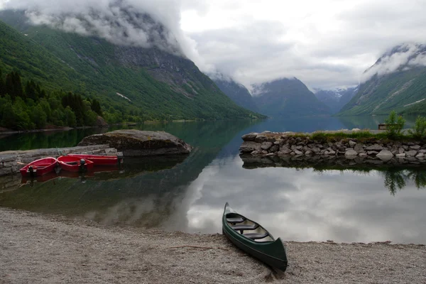 Båtar Stranden Med Berg Och Molnig Himmel Bakgrunden Norge — Stockfoto