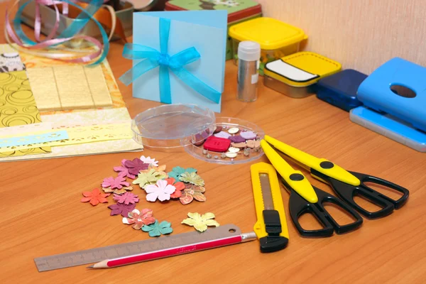 Kézzel Készített Scrapbooking Post Kártya Asztalon Fekvő Eszközök — Stock Fotó