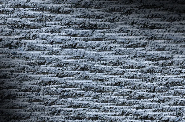 Asfalto scanalato o superficie rocciosa illuminata diagonalmente con blu — Foto Stock