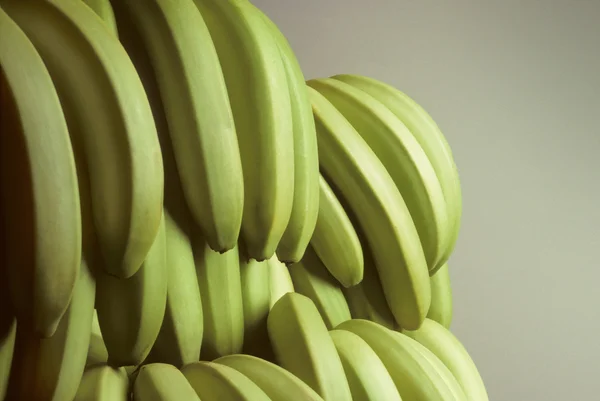 Klasar av gröna omogna bananer — Stockfoto