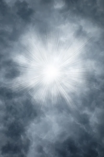 灰色の雲の切れ間から輝く敬虔な光線 — ストック写真