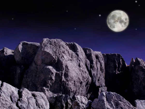 Луна над скалами вечером — стоковое фото