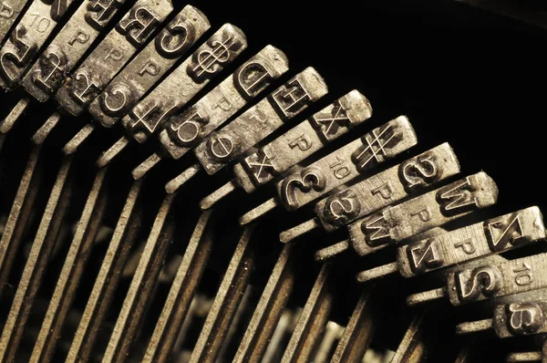 Μεγέθυνση του παλαιόs κλειδιά επιστολή και σύμβολο γραφομηχανή — Φωτογραφία Αρχείου