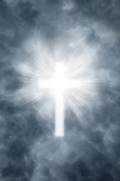 Cruz religiosa brilhando através das nuvens — Fotografia de Stock