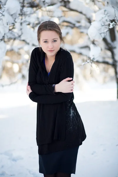 Flickan kallt. vintern porträtt. — Stockfoto