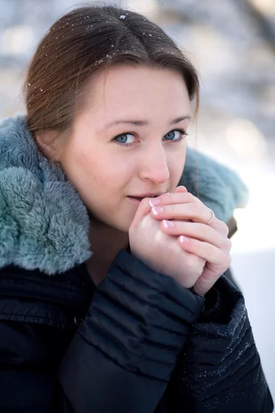 A lány hidegen. téli portré. — Stock Fotó