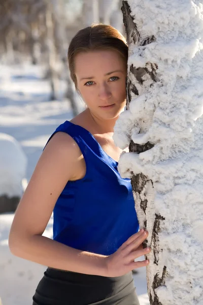 Зимний портрет красивой молодой девушки . — стоковое фото
