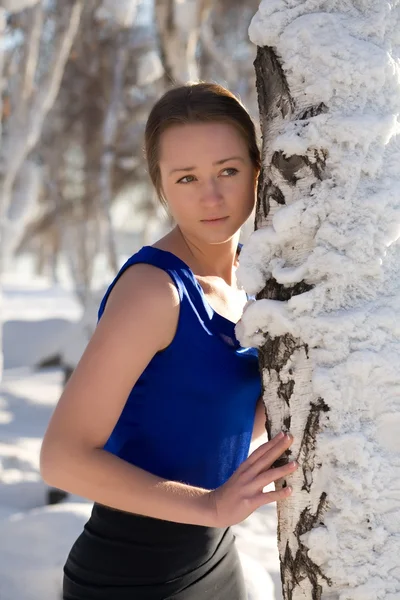 Télen egy csinos, fiatal lány portréja. — Stock Fotó