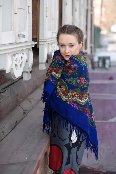Русская девушка на фоне деревянного дома . — стоковое фото