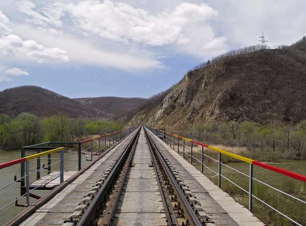 Järnvägsbron vid en sluttningen av berget under våren — Stockfoto