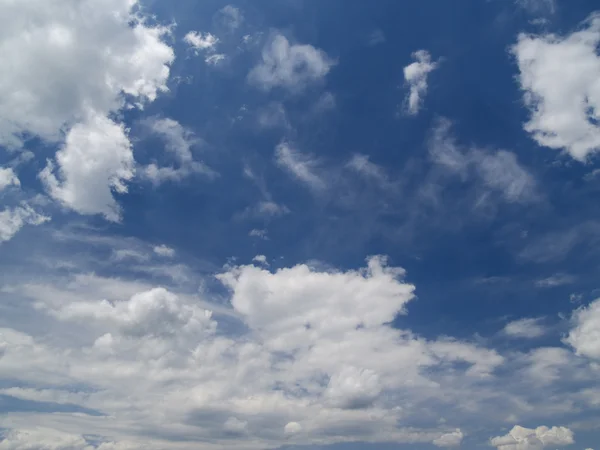 Hintergrund aus dem bewölkten Himmel — Stockfoto