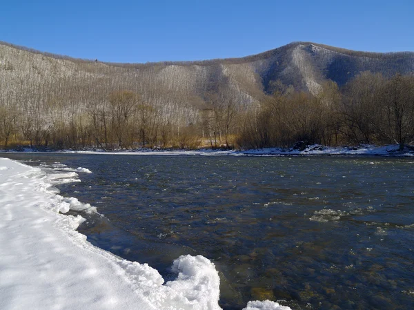 Il fiume nell'inverno a un pendio di montagna — Foto Stock