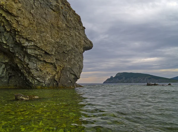 Meereslandschaft mit einem Felsen — Stockfoto