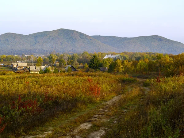 Herbstmorgen des Dorfes am Rande des Abgrunds — Stockfoto