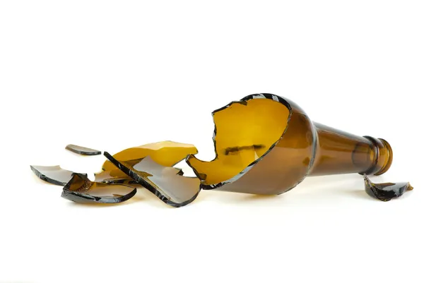Разбитая коричневая бутылка пива — стоковое фото