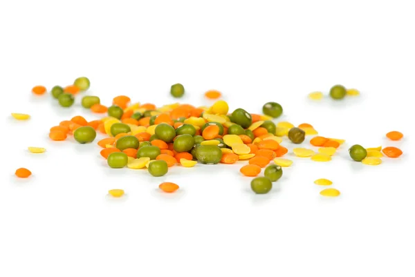 一些混合的绿豆 黄色的分裂和孤立的白色背景上的红色的 小扁豆 — 图库照片