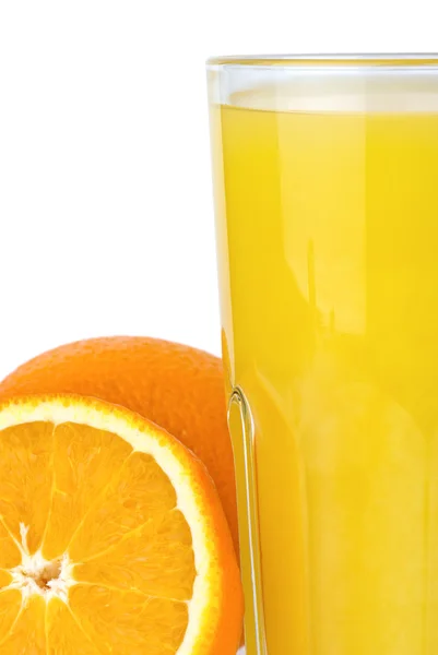 Closeup πυροβολισμό πιει γυαλί με χυμό πορτοκαλιού και τα πορτοκάλια — Φωτογραφία Αρχείου