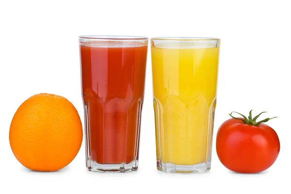 Beber copos com suco de tomate e laranja e tomate e laranja perto — Fotografia de Stock
