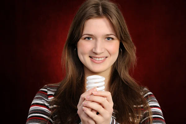 Frau in der Hand einer Leuchtstofflampe — Stockfoto