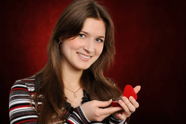 Fiatal nő, egy szív-ajándék — Stock Fotó