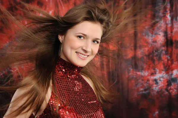 Dívka Vlasy Vlající Větru Červeném Pozadí — Stock fotografie
