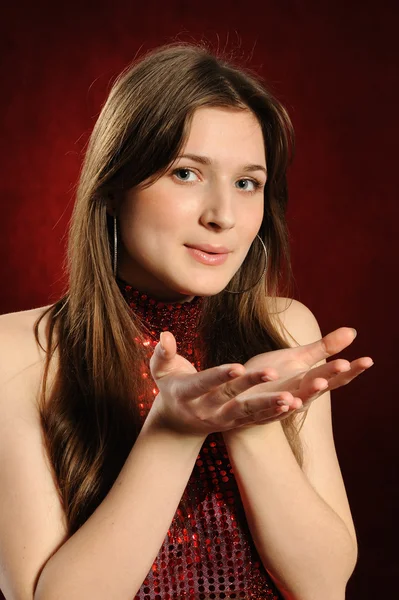 Молодая Женщина Держит Руку Представление Продукции Красном Фоне — стоковое фото