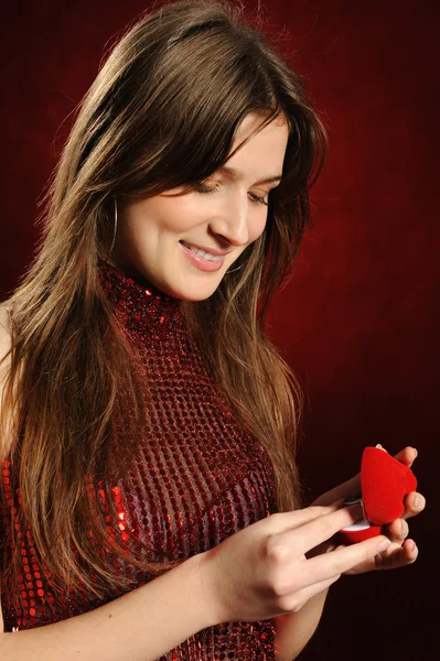 Vacker Kvinna Med Ett Hjärta Presentkort Den Röda Bakgrunden — Stockfoto