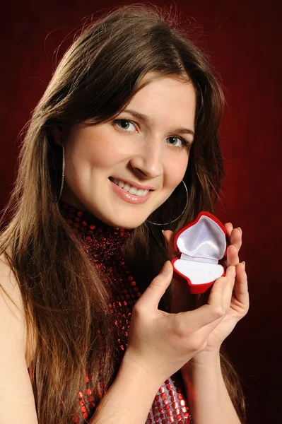 Žena s dárek srdce — Stock fotografie