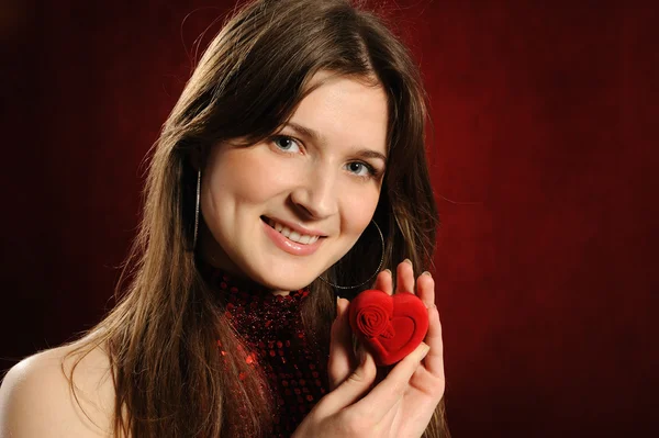 Krásná Žena Dárek Srdce Červeném Pozadí — Stock fotografie