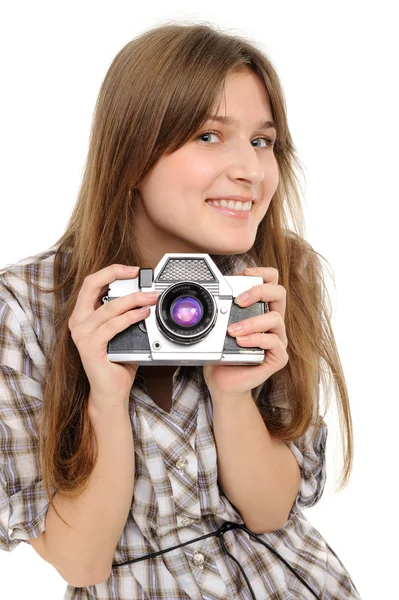 Красивая женщина фотографируется с винтажной камерой — стоковое фото
