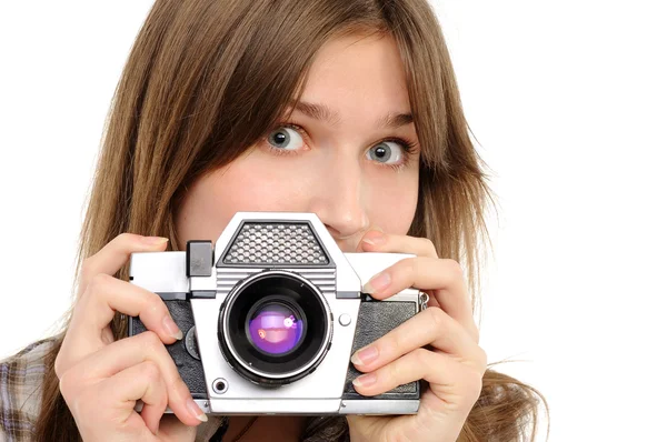 Mulher tirando foto com câmera vintage — Fotografia de Stock