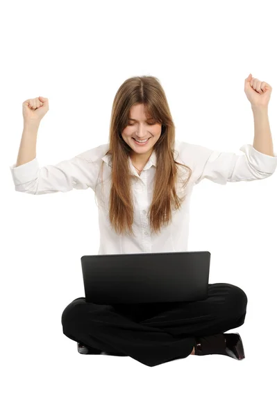 Femme avec un ordinateur portable jouissant de son succès en ligne — Photo