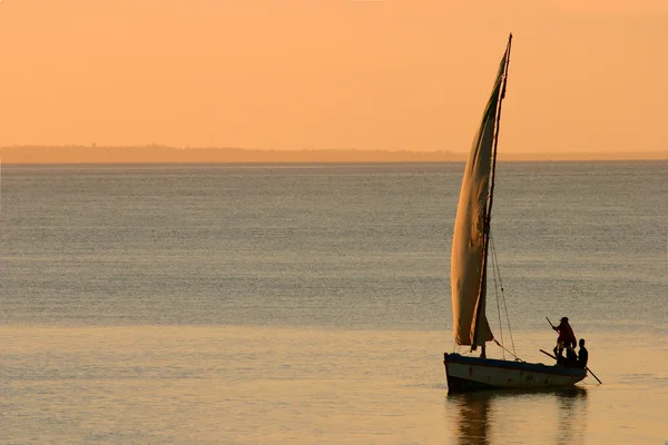 日没時のモザンビークのダウ船 — ストック写真