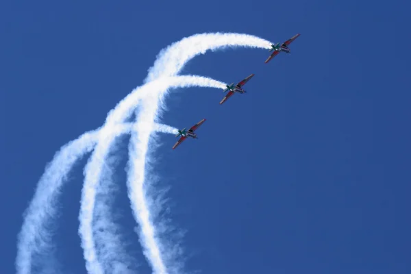 Three Planes Performing Synchronized Flying Display Aerobatic Show — Stock Photo, Image