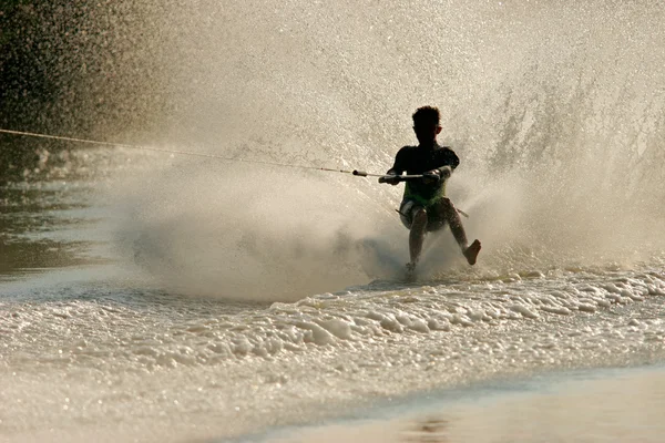 Silhouette Eines Barfüßigen Wasserskifahrers Mit Hinterleuchtetem Wasserspray — Stockfoto