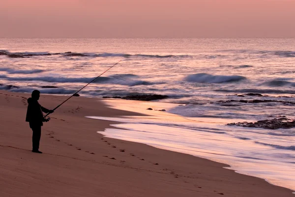 Lone Visser Het Strand Bij Zonsopgang — Stockfoto