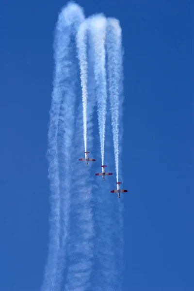 Drei Flugzeuge Die Eine Synchrone Flugvorführung Während Einer Kunstflug Show — Stockfoto