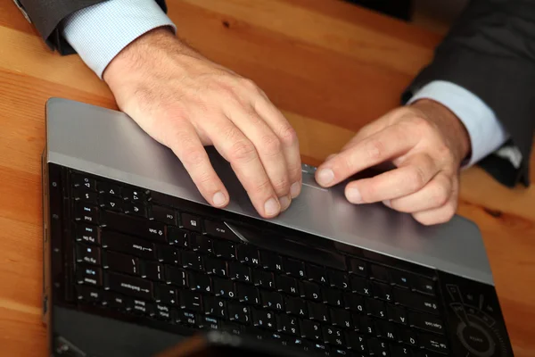 Деловые Руки Клавиатуре Ноутбука — стоковое фото