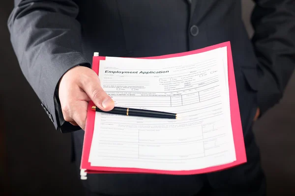 Formulário de candidatura ao emprego na mão do empresário — Fotografia de Stock