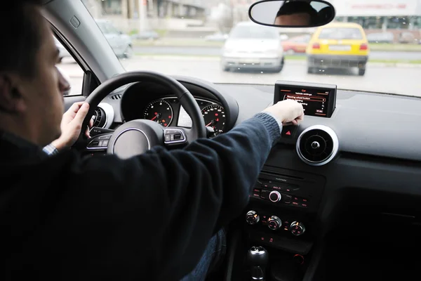 Adam araba navigasyonu kullanıyor — Stok fotoğraf
