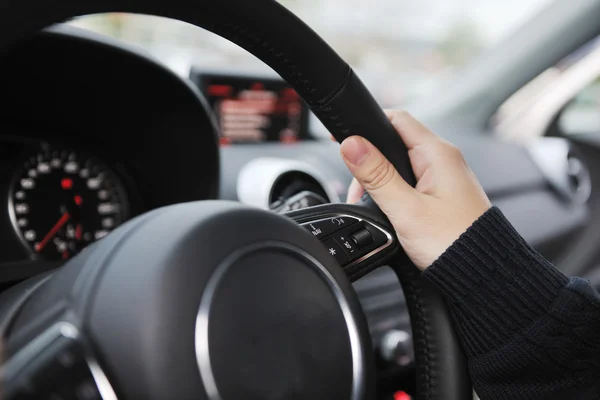 Uomo che utilizza la navigazione auto — Foto Stock