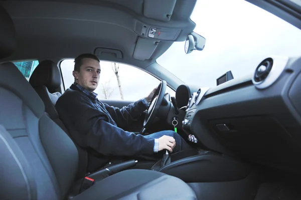 Man med hjälp av bilnavigering — Stockfoto