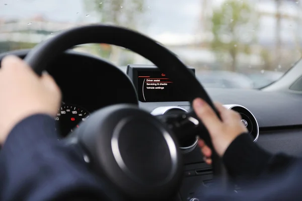 Adam araba navigasyonu kullanıyor — Stok fotoğraf