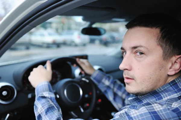 Homme utilisant la navigation automobile — Photo